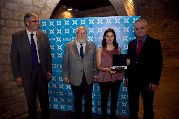 Núria Picas rep el premi de la mà del secretari de Comunicació de la Generalitat, Josep Martí, el president de la Diputació de Barcelona, Salvador Esteve, i el conseller delegat de la La Xarxa, Francesc Pena. Fotografia: Joan Roca de Viñals 