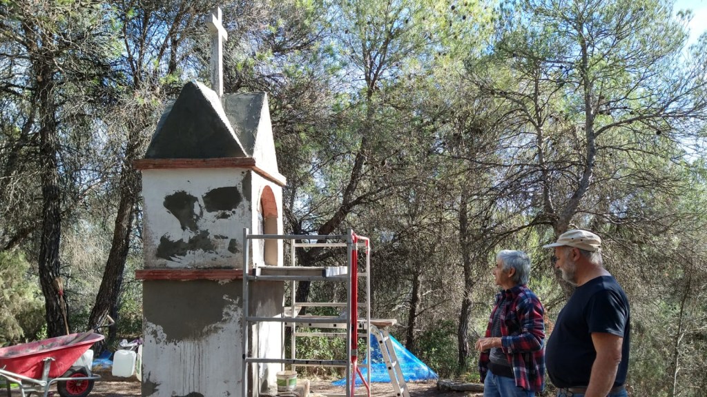 Un grup de voluntaris d’Oló restauren l’oratori de Sant Sebastià i una barraca de&nbsp;vinya